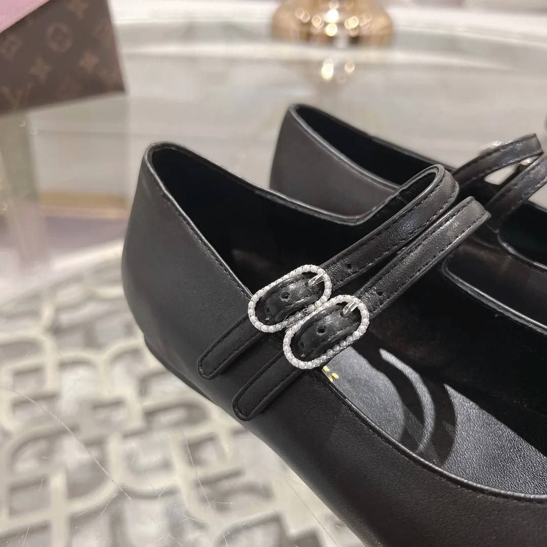 👟👟Ex-factory price 520👟👟 Women's Shoes Factory 𝐂𝐇𝐀𝐍𝐄𝐋 | Xiaoxiang 2025 Mary Jane Shoes Macaron Series ❤️ 2025 Spring and Summer New Xiaoxiang Mary Jane Shoes Series New〰 🍬 A must in the fashion circle, the matching will demonstrate meticulous minimalism Classic elements that will never fade away 💋 Show unique dressing style and it’s too beautiful to say anything. A must-have for summer... Upper: Sheepskin Lining: Sheepskin Outsole: Genuine leather sole Shoe size: 35-41 (40 and 41 customizations are non-refundable) Heel height: 1.5cm/6cm